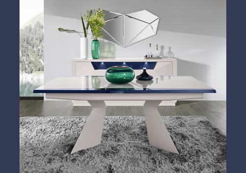 Table originale et surprenante laquée pied géométrique
