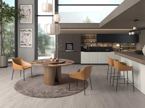 Table ronde plateau aux motifs avant gardistes et au pied design