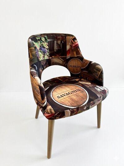 Chaise avec accoudoirs pied bois naturel tapissé vin du Jura 