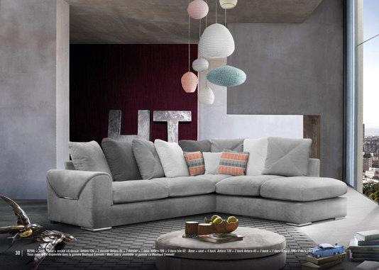 Canapé moelleux avec des pieds chromés