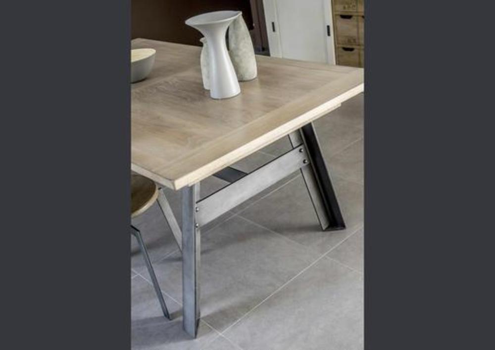 Table rectangulaire finition chêne avec 1 allonge et piètement métal 2