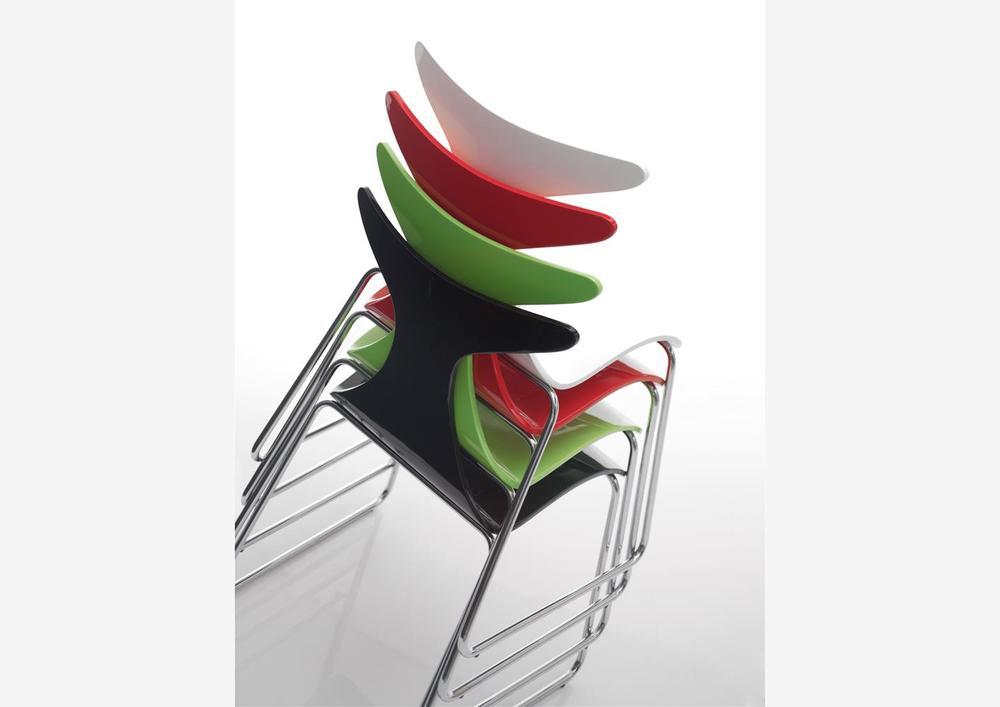 Chaise contemporaine pieds chromé et assise laqué 3