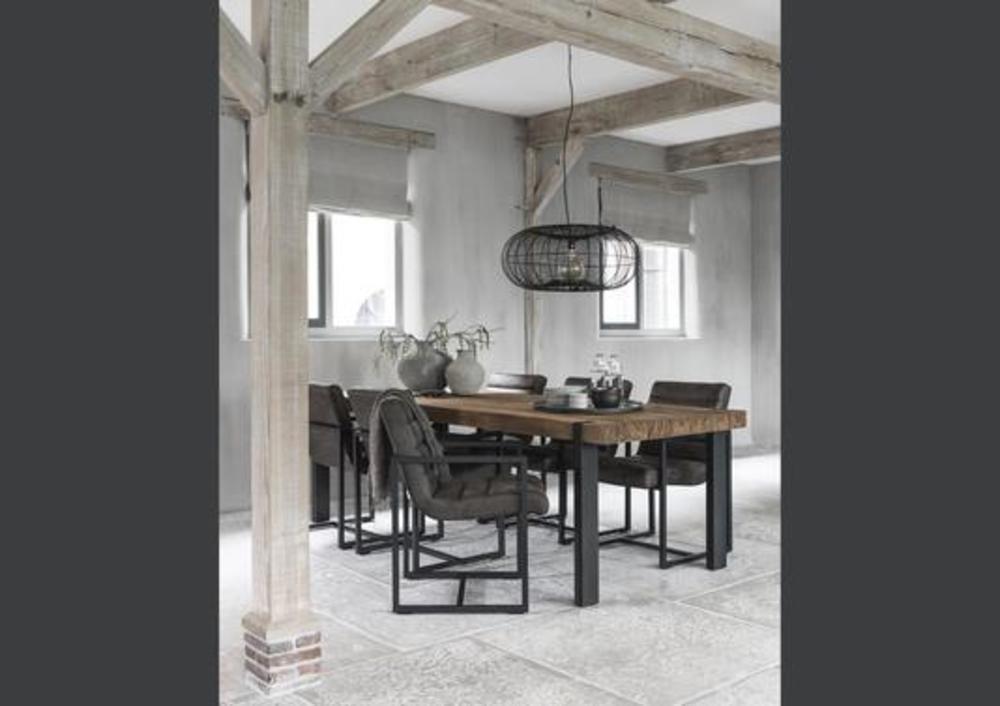 Table rectangulaire aux pieds en métal incrustés dans le plateau bois en teck recyclé 3