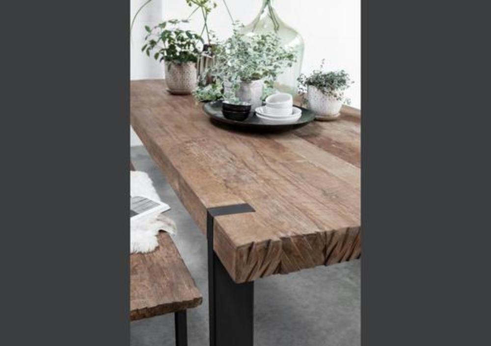 Table rectangulaire aux pieds en métal incrustés dans le plateau bois en teck recyclé 2