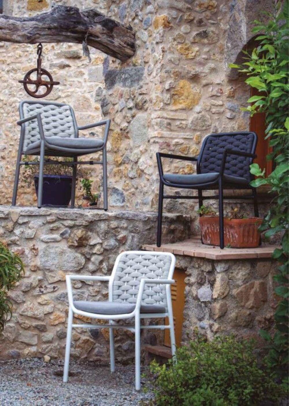 Chaise d'extérieur avec accoudoirs dossier tressé  2