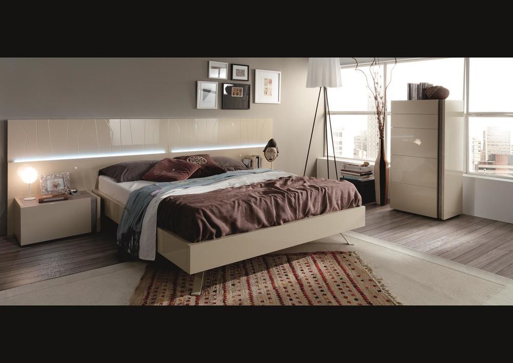 Lit contemporain avec chevet et meuble de rangement