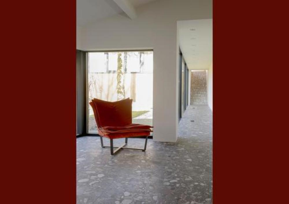 Jolie chaise stylisée en tissu 2