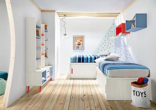 Lit une personne surmontant deux placards