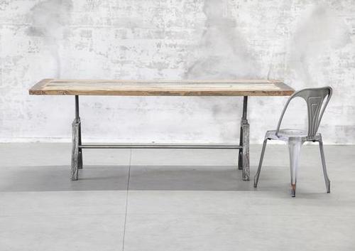 Table industriel en bois recyclé et pied acier