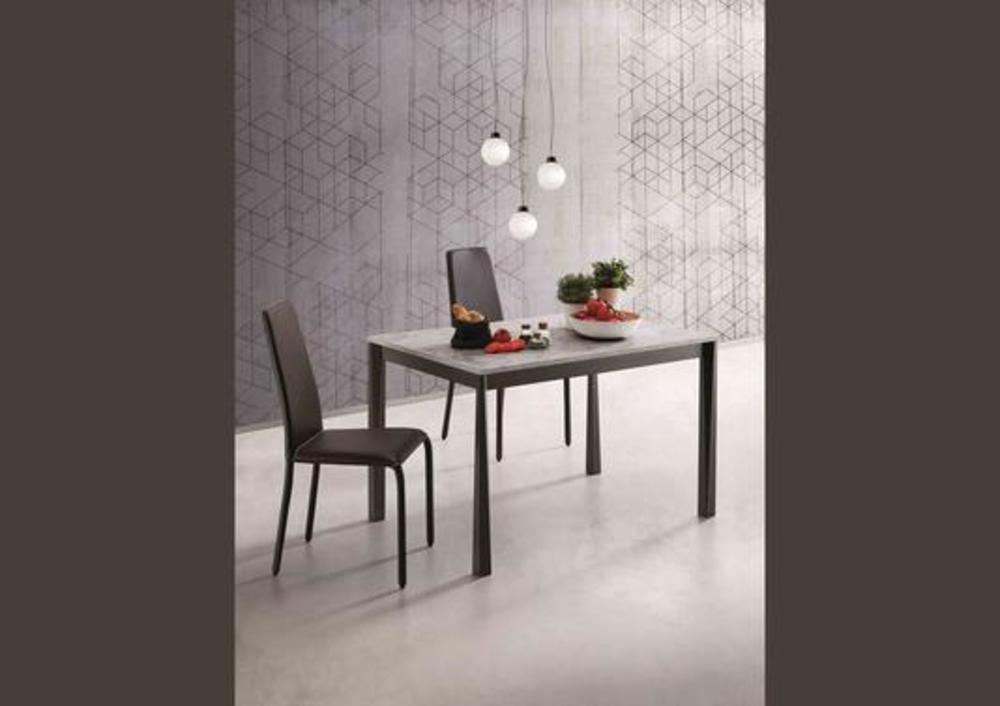 Table rectangulaire aux pieds tournés