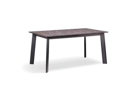 Table aux pieds adaptables