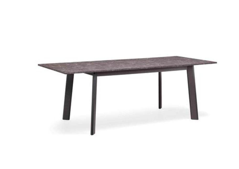 Grande table aux pieds adaptables 1