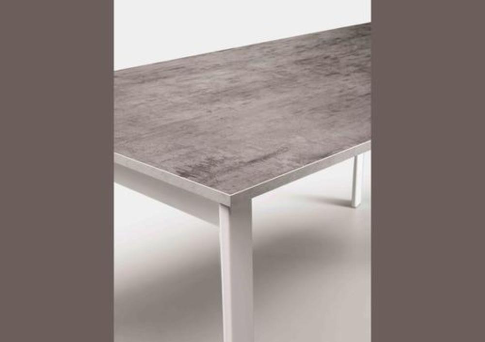 Large table en métal avec plateau en bois 2