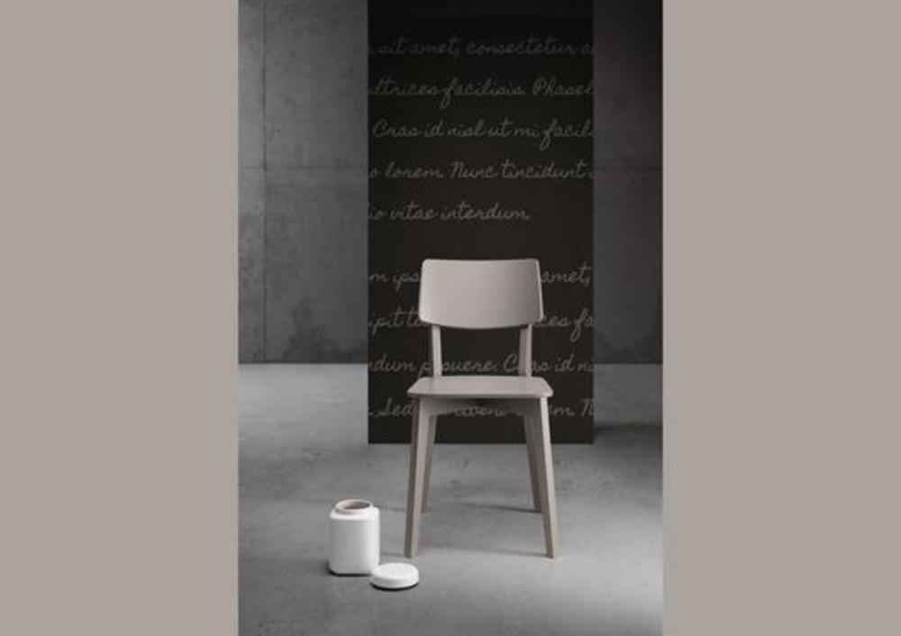 Chaise en bois laquée