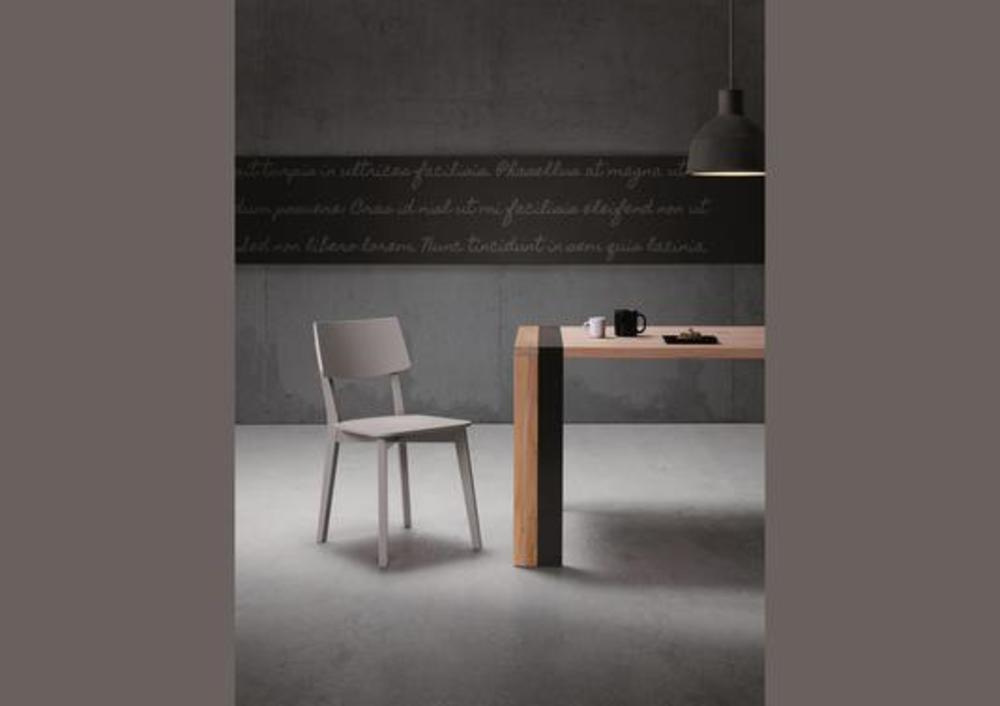 Chaise en bois laquée 2