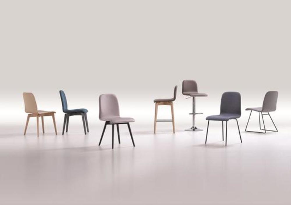 Chaise à l'assise moelleuse et aux pieds à choisir