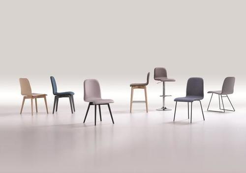 Chaise à l'assise moelleuse et aux pieds à choisir