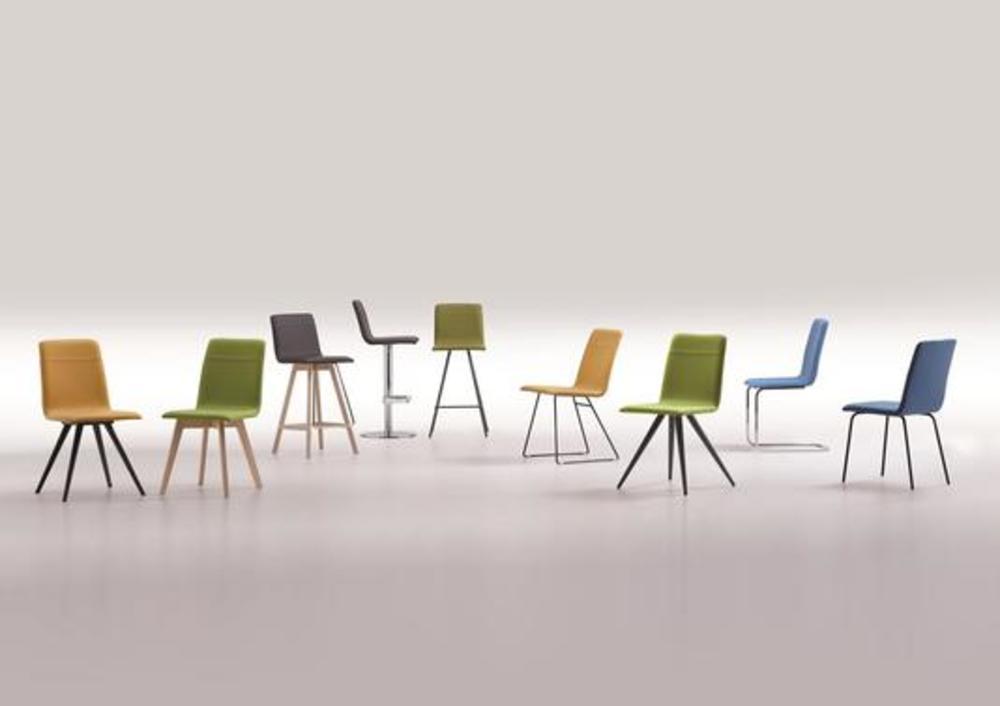 Chaise à l'assise moelleuse et aux pieds à variés