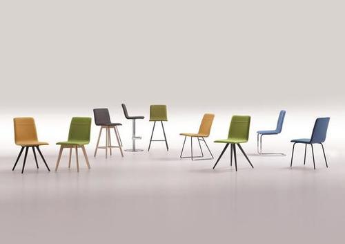 Chaise à l'assise moelleuse et aux pieds à variés