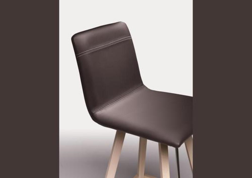 Chaise à l'assise moelleuse et aux pieds à variés 2