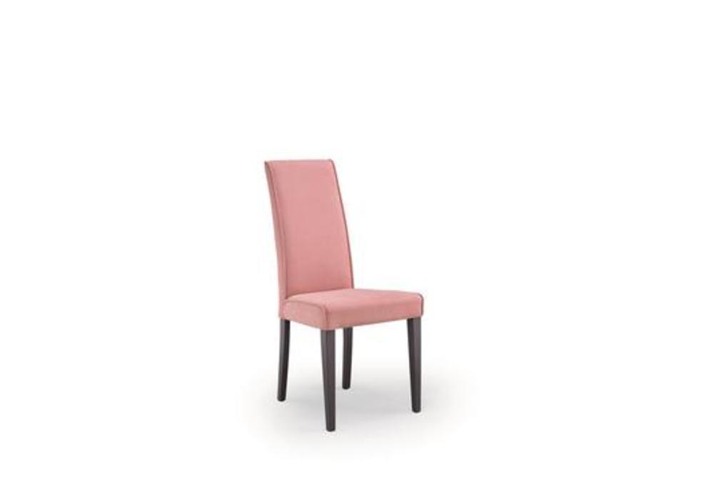 Grande chaise avec un dossier haut et une large assise