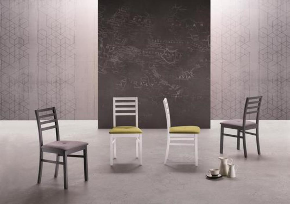 Chaise en bois avec un dossier latté