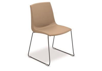 Chaise aux pieds triangulaires en acier