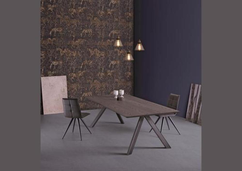 Table rectangulaire aux pieds obliques