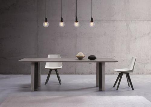 Grande table fixe aux larges pieds droits