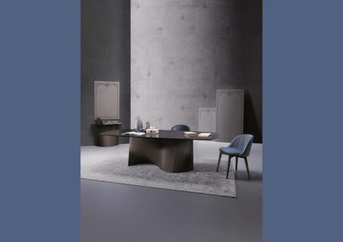 Grande et large table avec pied original