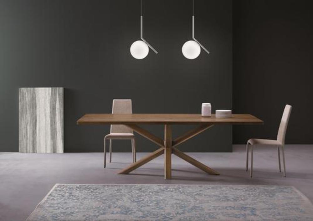 Grande table avec quatre pieds croisés au centre 1