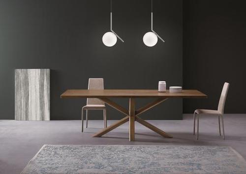 Grande table avec quatre pieds croisés au centre