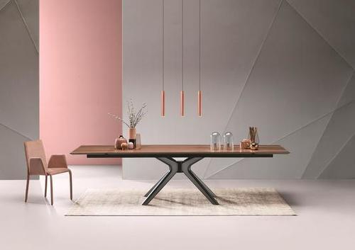 Grande table avec pieds en équerre