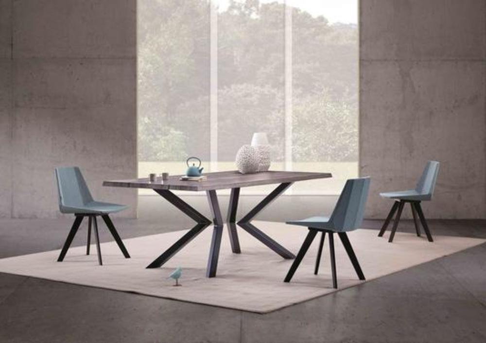 Table en bois avec pieds en équerre irréguliers 1