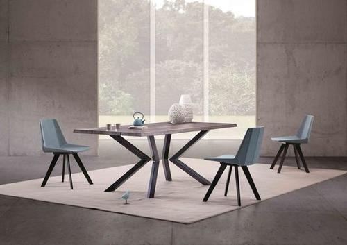 Table en bois avec pieds en équerre irréguliers