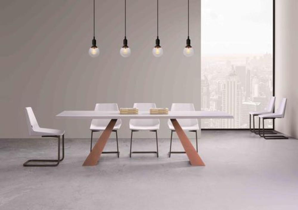 Table avec plateau de bois et pieds de métal en U