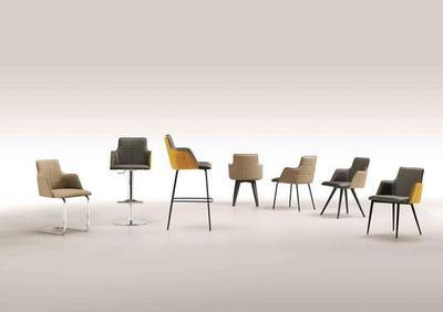 Chaise avec accoudoirs et assise et dossier rembourrés en design tablette