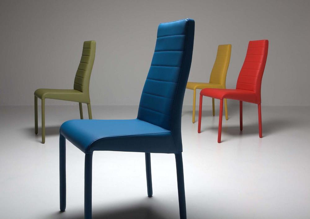 Chaise contemporaine tout en pvc bleu