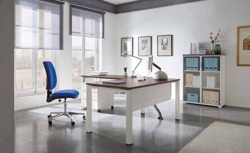 Bureau d'angle moderne avec grande variété d'accessoires 
