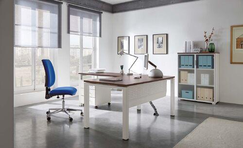 Bureau d'angle moderne avec grande variété d'accessoires 