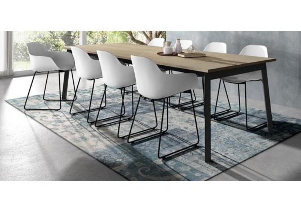 Fauteuil coque avec piètement original 2