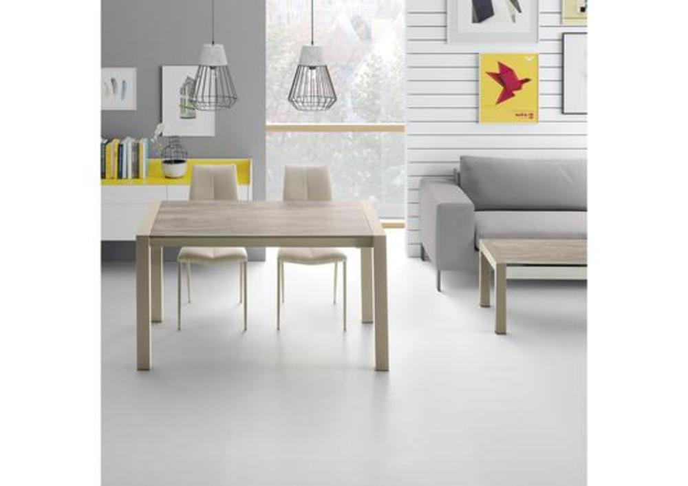 Grande table avec pieds colorés en pont