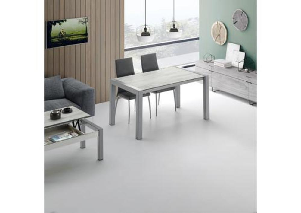 Petite table avec pieds colorés en pont