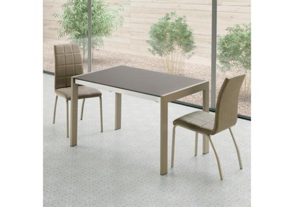 Petite table avec pieds colorés apparents 1