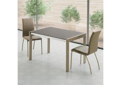 Petite table avec pieds colorés apparents