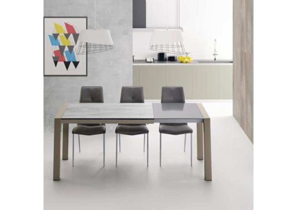 Table avec pieds colorés apparents