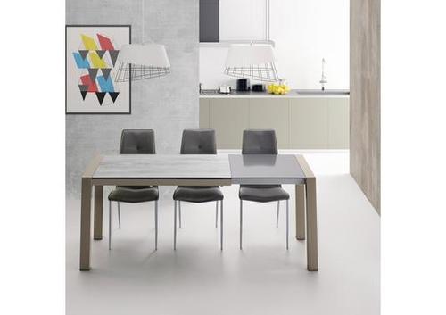 Table avec pieds colorés apparents