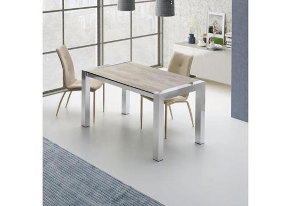 Table avec pieds en inox apparents