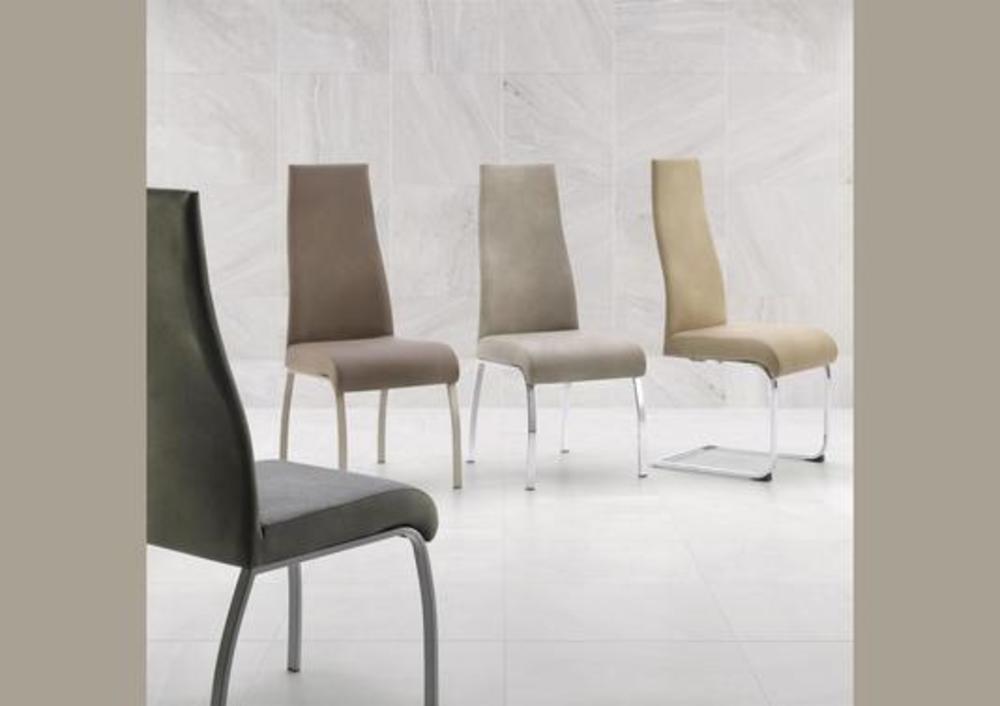 Chaise à dossier haut légèrement courbé 1