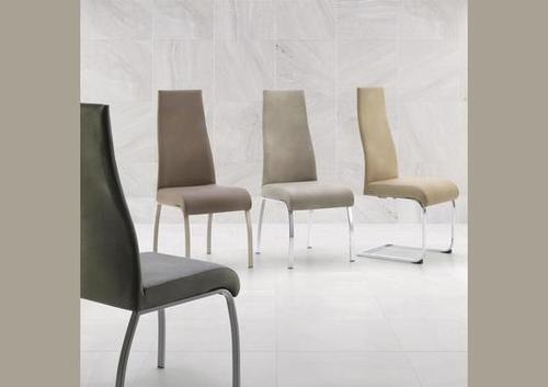 Chaise à dossier haut légèrement courbé